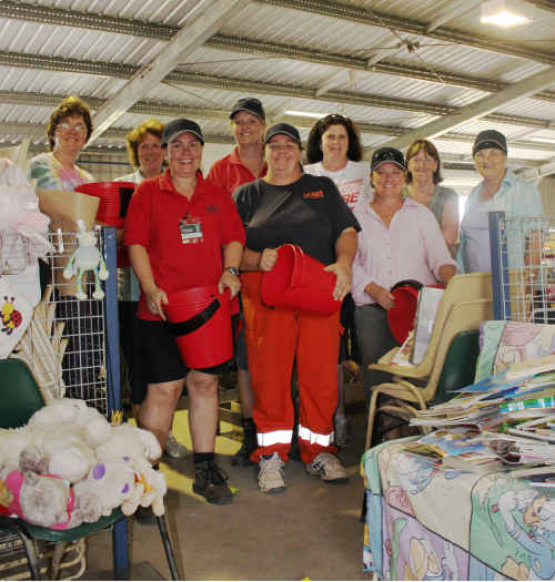 BUCKETFULS OF GENEROSITY: Lynn Bartley (centre) with her band of generous volunteers, Bunnings and Amart All Sports staff. tm-130111-003 BUCKETFULS OF GENEROSITY: Lynn Bartley (centre) with her band of generous volunteers, Bunnings and Amart All Sports staff. tm-130111-003